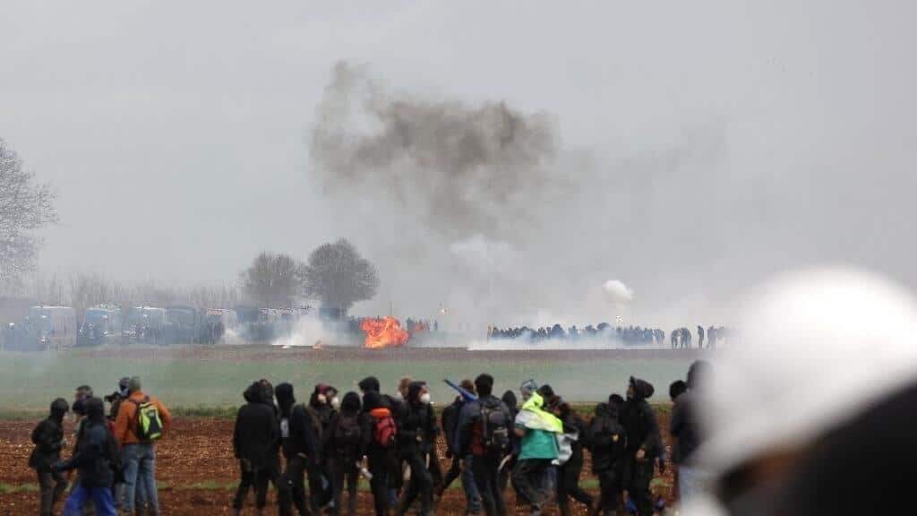 Infos francaise Affrontements entre manifestants anti bassines et forces de lordre