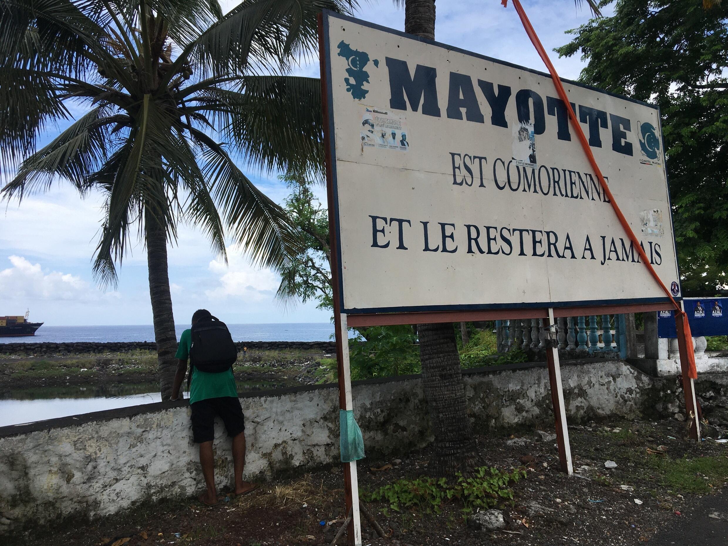 Sur le littoral de Moroni, une affiche où il est écrit « Mayotte est comorienne et le restera à jamais.  »
