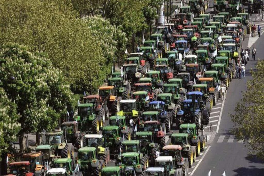 Actu-france-Les-tracteurs-bloquent-les-routes-a-partir-de