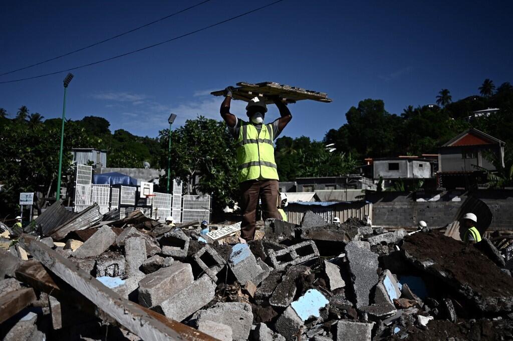 Démantèlement de Talus 2, l'un des plus importants bidonvilles de Mayotte, marquant le vrai départ de l'opération sécuritaire contestée « Wuambushu ».